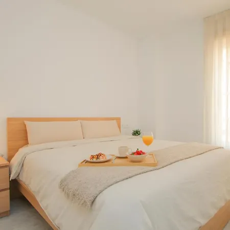 Modern Apt - Luxe Queen Bed - Walk To Isla Magica Seville Exterior photo